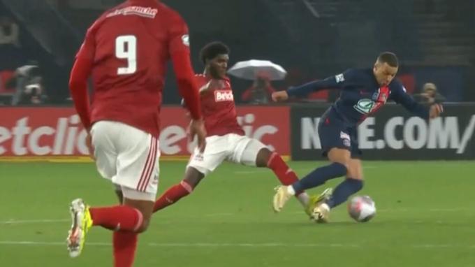 Por: Cortesía Fuerte entrada contra Mbappé