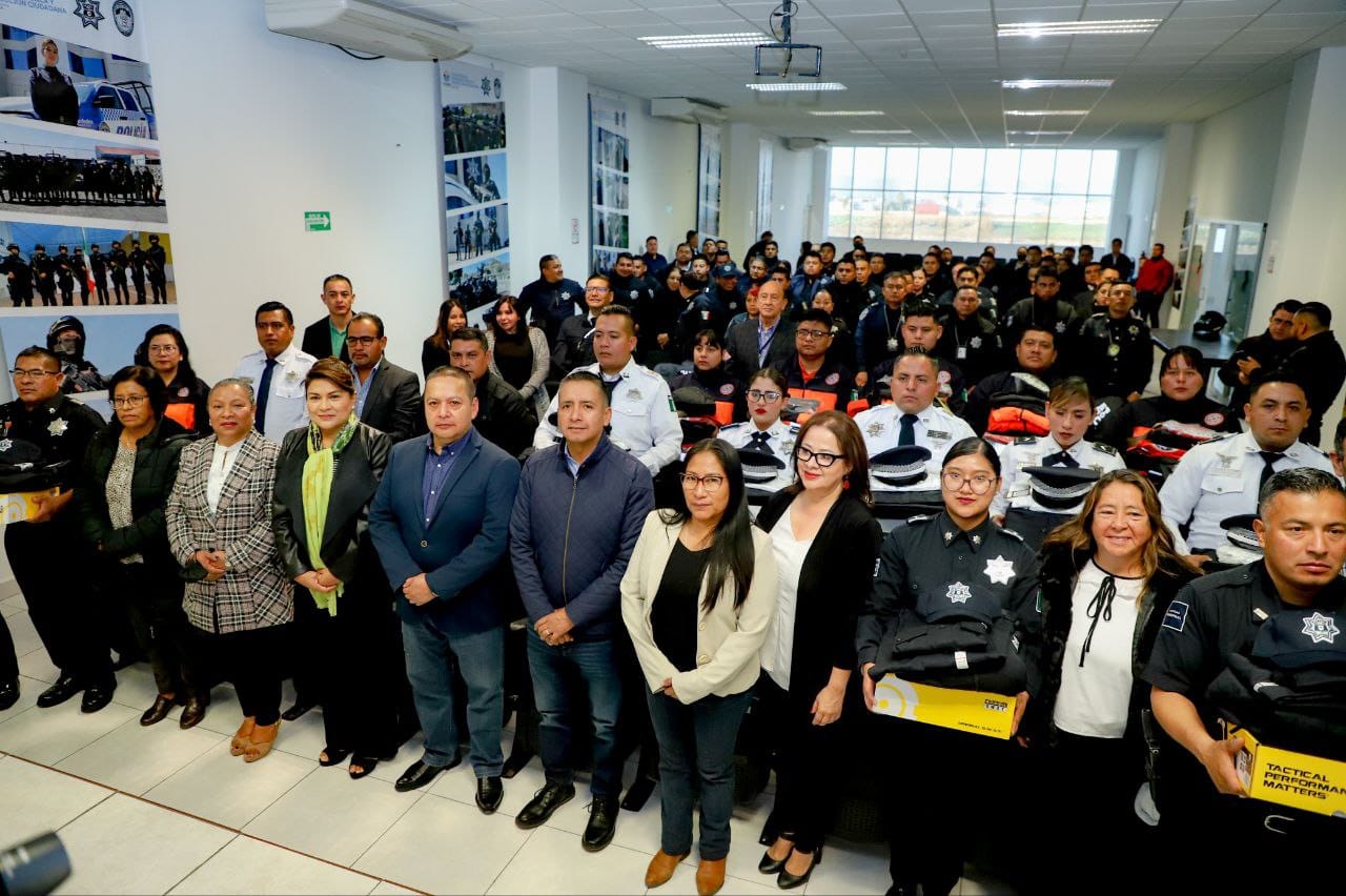Comunicado oficial Entrega Mundo Tlatehui uniformes a elementos de la Secretaría de Seguridad Pública