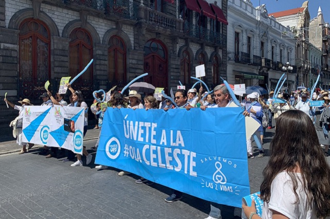 Frente Nacional de la Familia se manifiesta contra la despenalización del aborto en Puebla