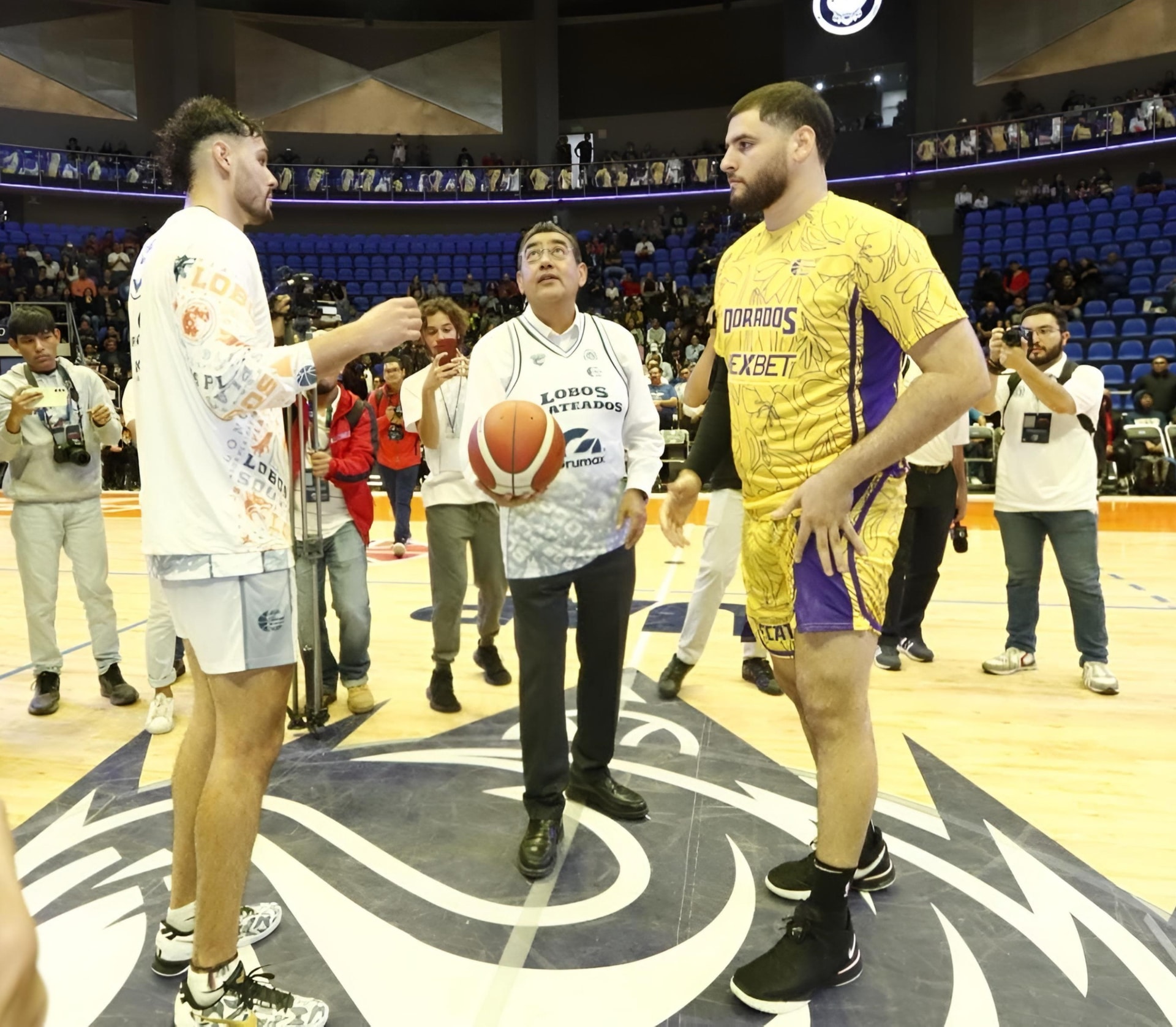 Gobernador de Puebla asistió al arranque de la temporada de la Liga Nacional de Baloncesto Profesional Varonil 2024