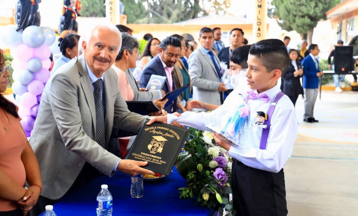 Asiste Gustavo Jiménez a la graduación de la primaria Agustín Arrieta