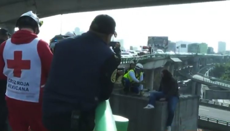 Por: Cortesía Sujeto intentó lanzarse del segundo piso del periférico en CDMX