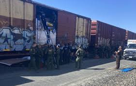 Por: Cortesía Encuentran 20 migrantes dentro de un tren en Texas