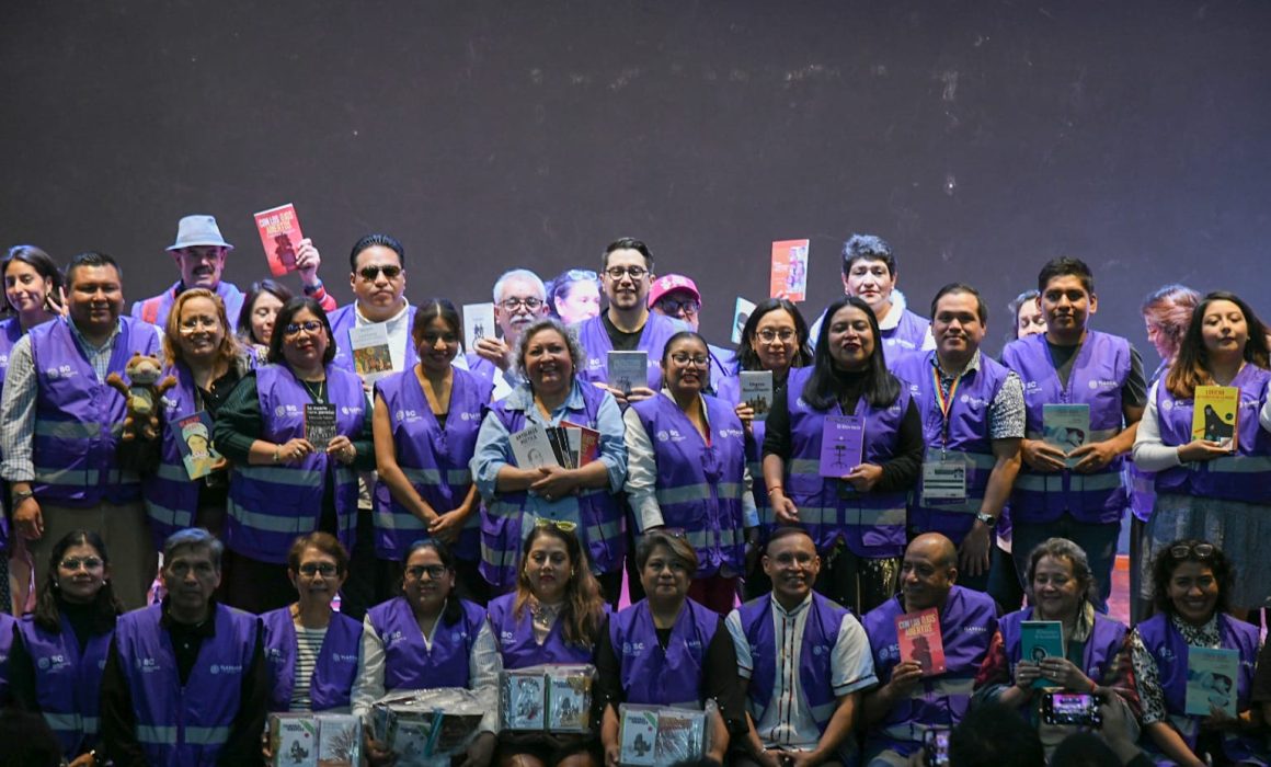 Entrega SC uniformes a voluntarios del Programa Nacional Salas de Lectura
