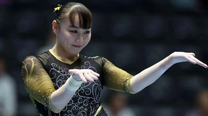 Por: Cortesía Japón expulsa a gimnasta por fumar y beber