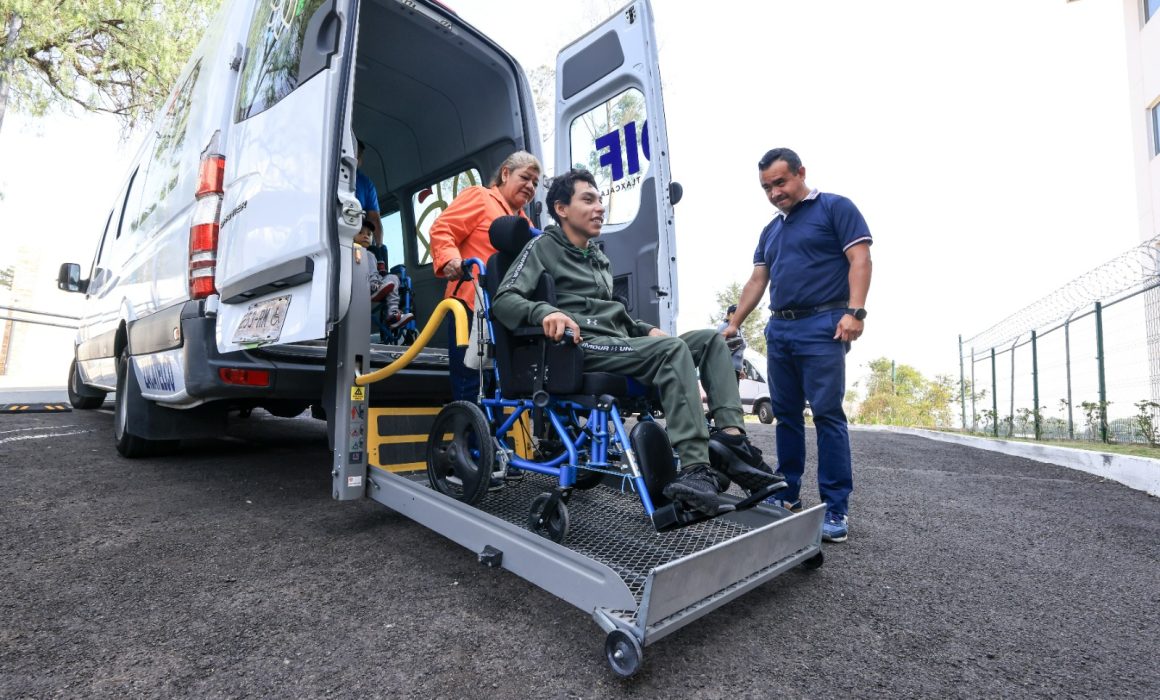 Por: Cortesía Otorga Sedif transporte adaptado para personas con discapacidad