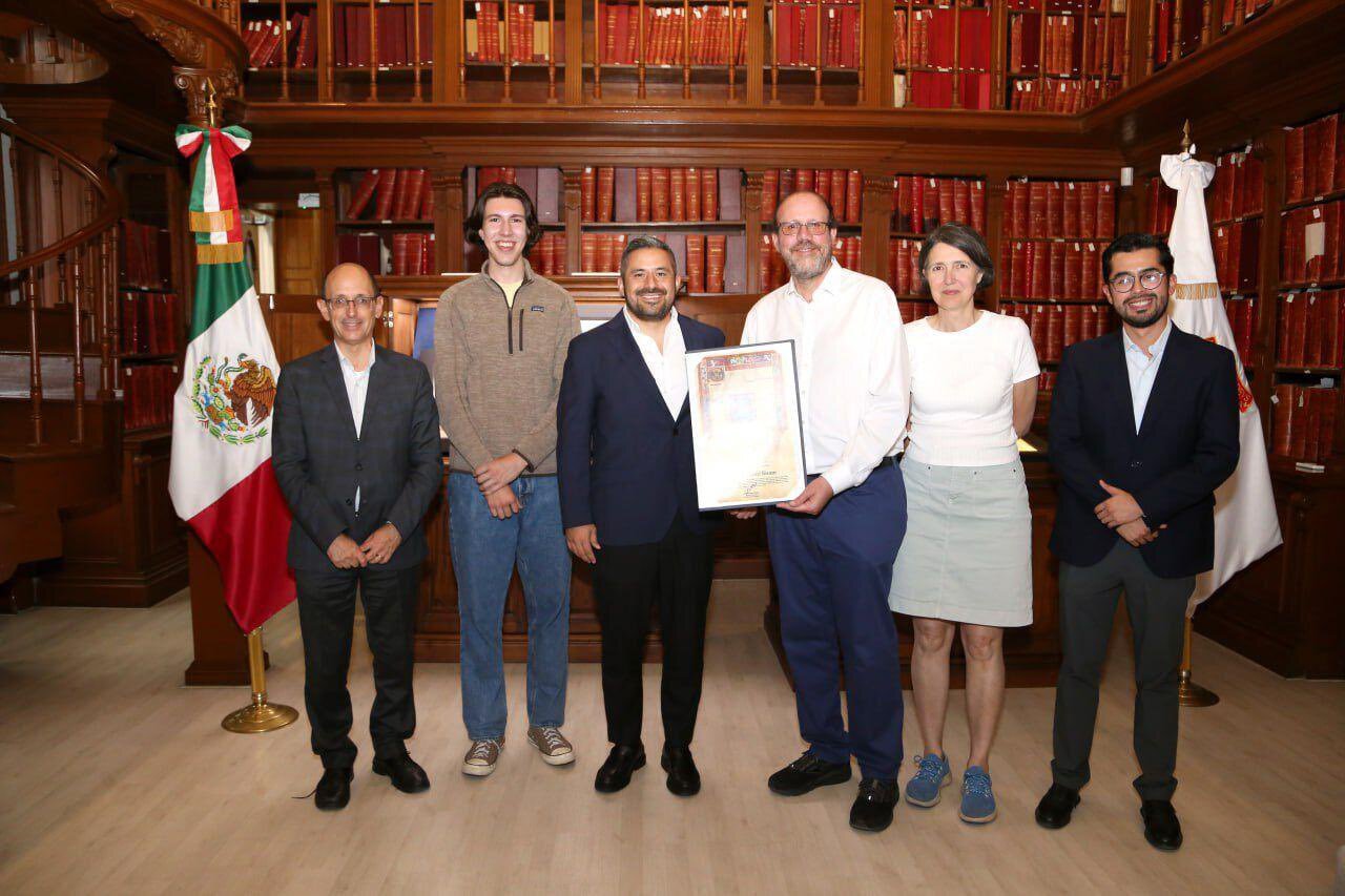 Por: Cortesía Ayuntamiento de Puebla entrega distinciones a Michael Robert Kremer, Nobel de Economía 2019