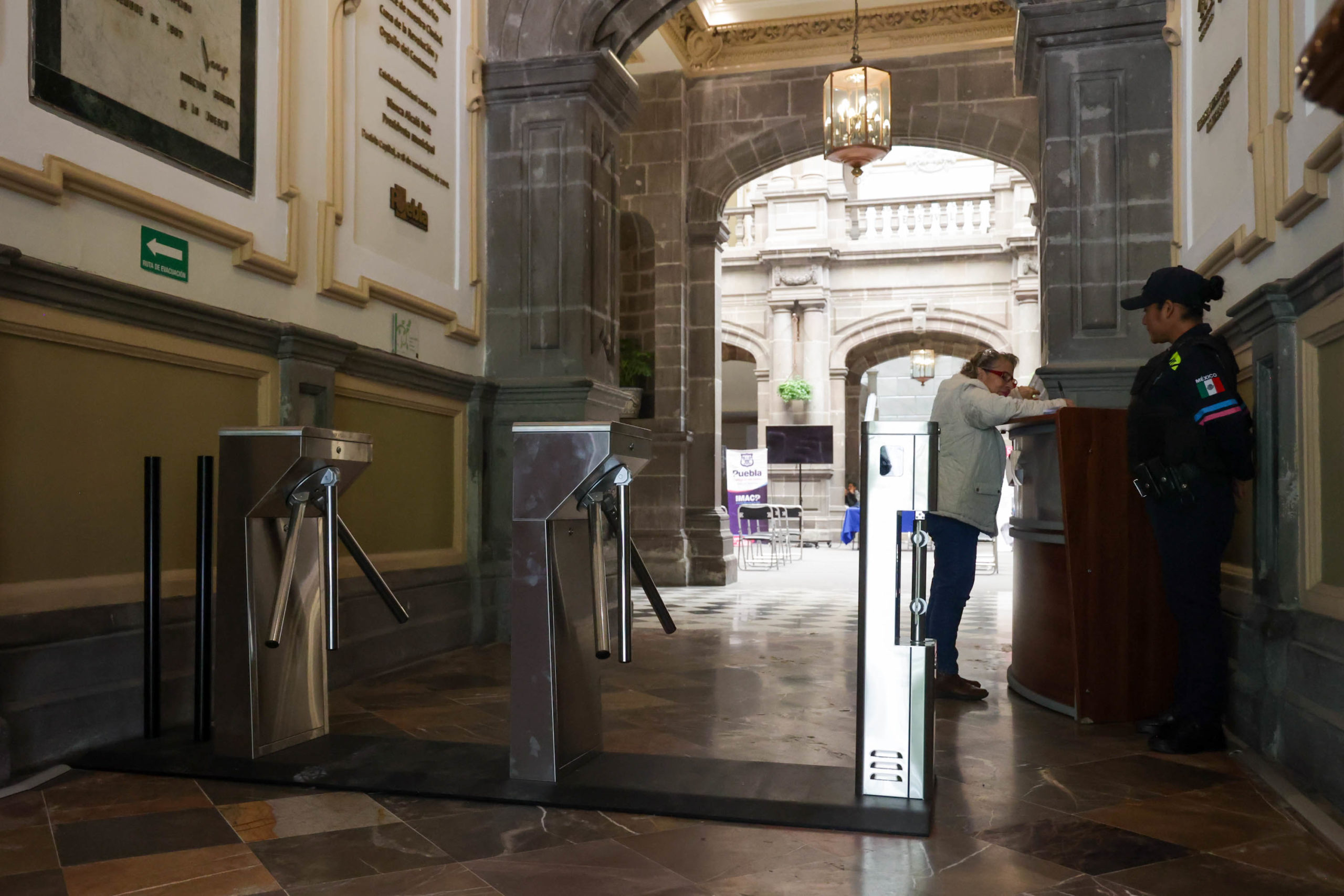 Por: Cortesía Instalación de torniquetes en el Palacio Municipal de Puebla es un asunto administrativo