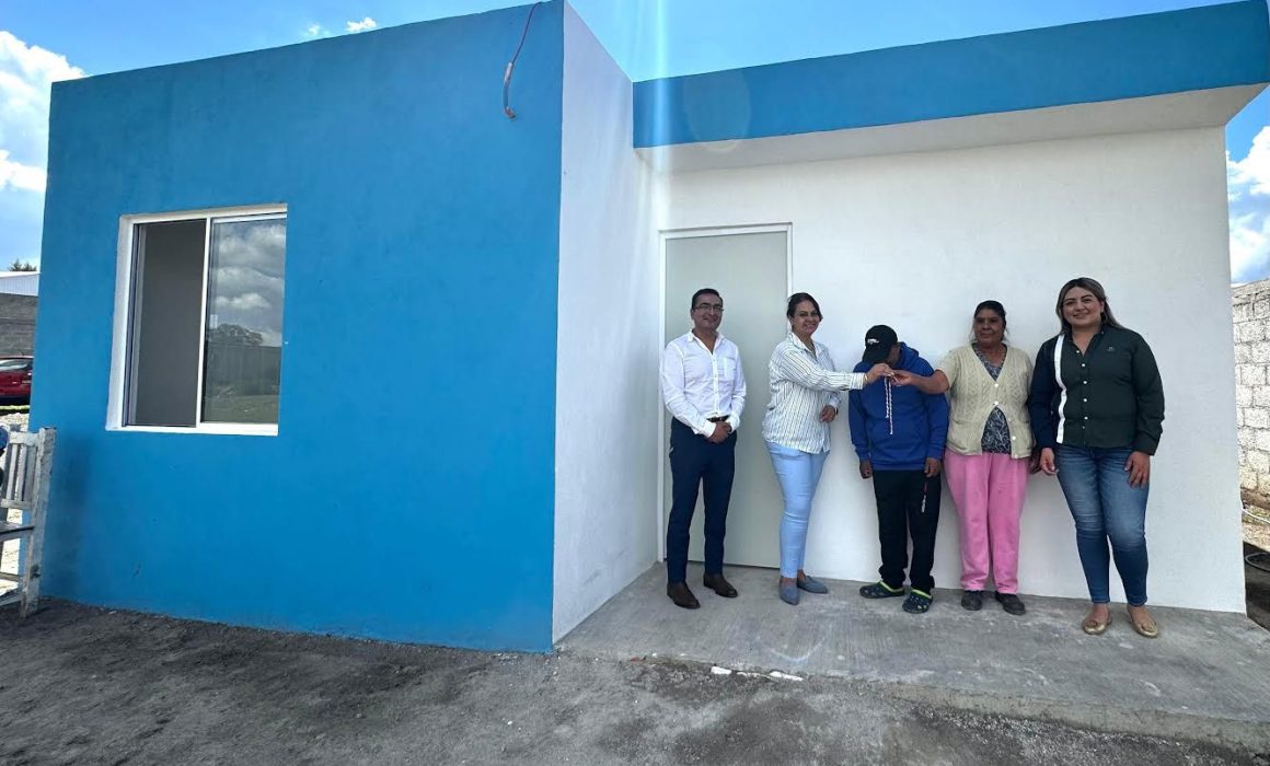 Entrega Huamantla 2 viviendas a personas de escasos recursos