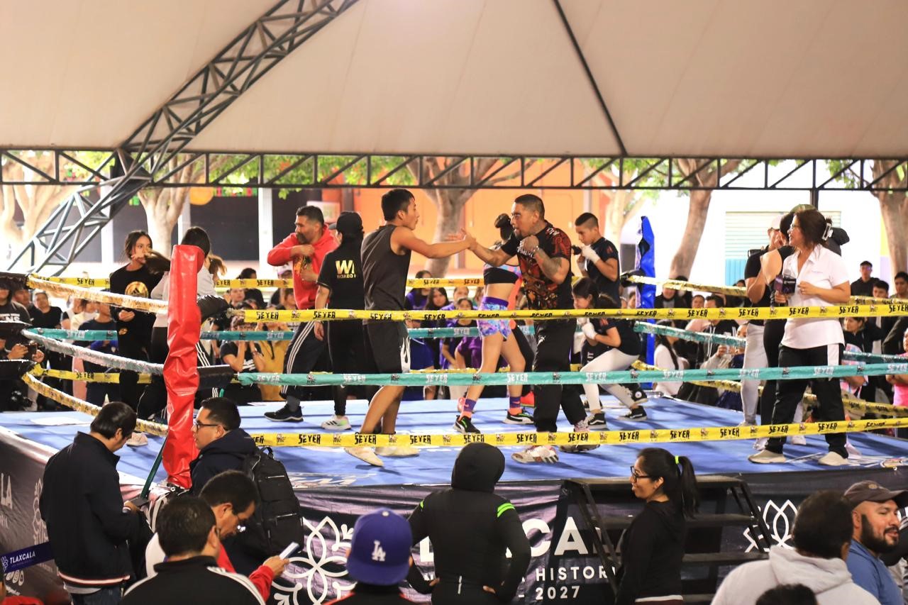 Por: Cortesía Ya entrenan tlaxcaltecas en sesión masiva de boxeo fitness
