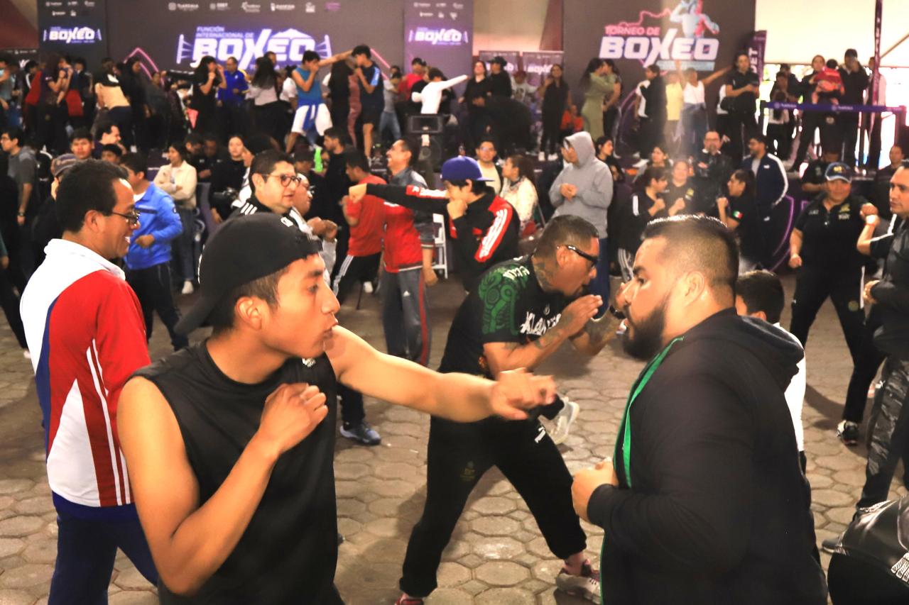 Jóvenes, familias y adultos mayores disfrutan de sesión masiva de boxeo fitness