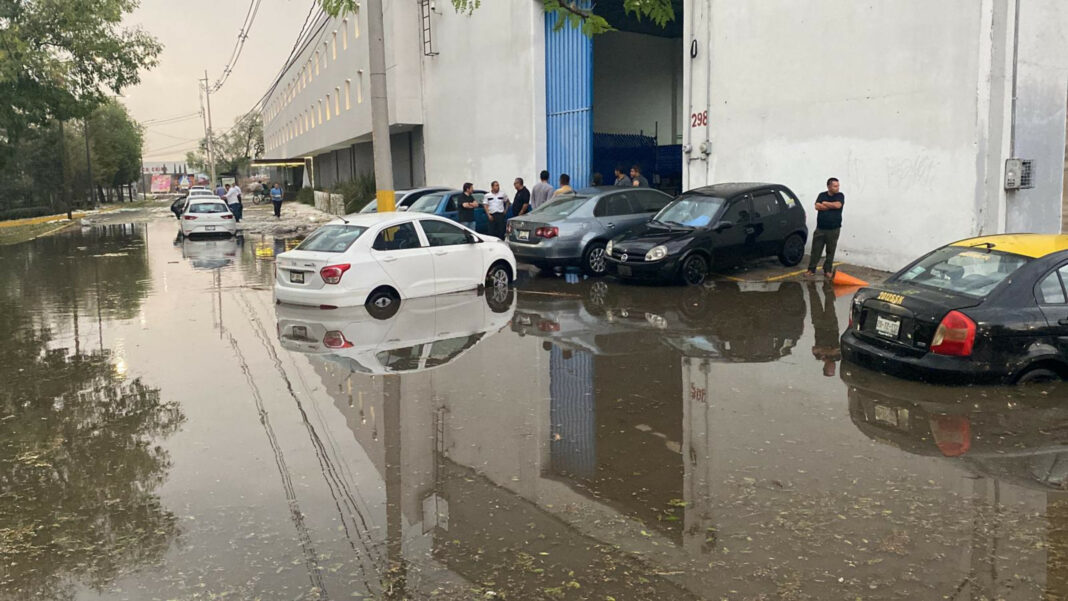 Por: Cortesía Fuerte lluvia en Puebla deja 10 autos varados y 6 árboles caídos, Informa Protección Civil Municipal