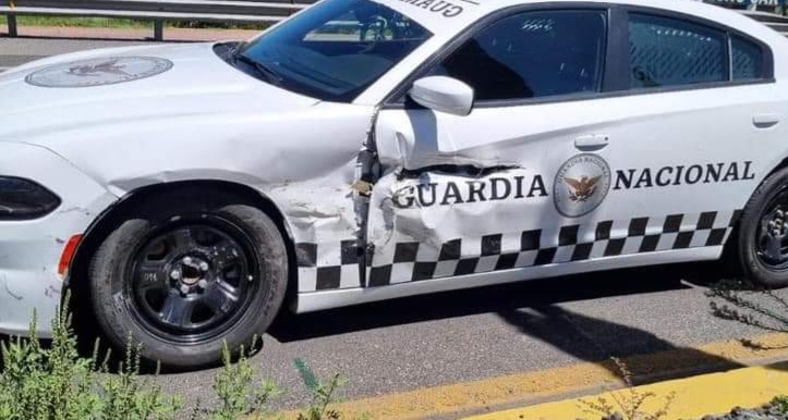 Por: Cortesía ¡La osadía! Choca contra patrulla de GN y bebe un shot para celebrar