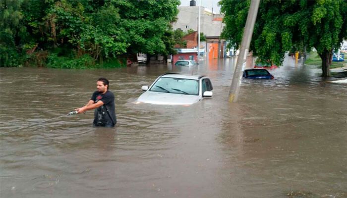 Por: Cortesía Fuerte lluvia causa inundaciones y árboles caídos en Puebla capital