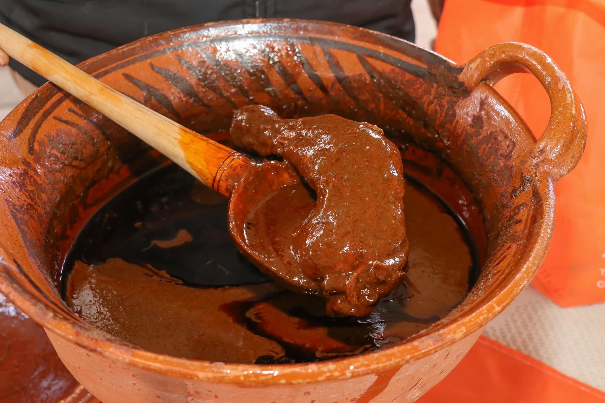 Por: Cortesía Lula Pineda Paola Angon: Funge como jurado del concurso de Mole Poblano en Santiago Momoxpan