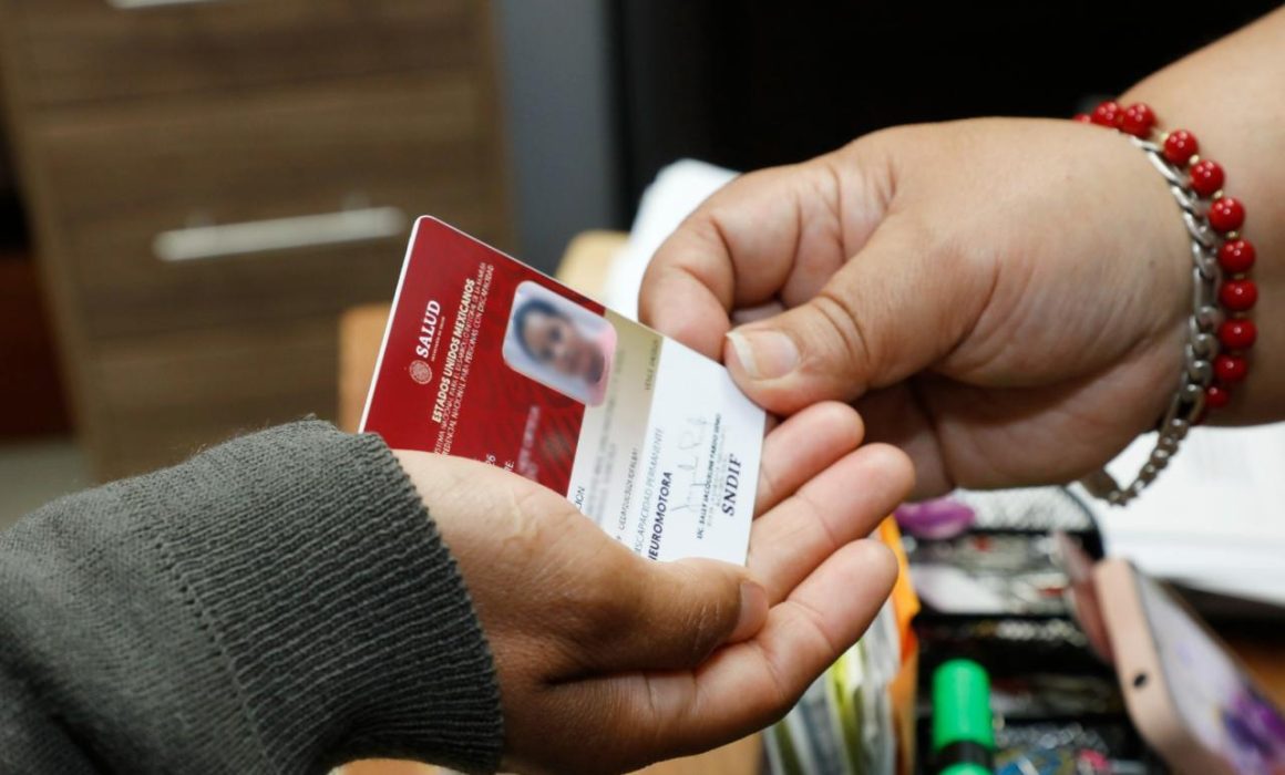 Entrega Sedif credenciales digitalizadas para personas con discapacidad