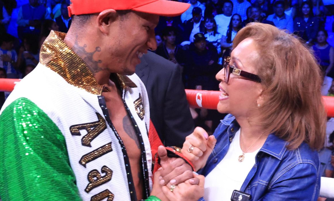 Entrega Lorena Cuéllar cinturón de oro al pugilista mexicano Berchelt