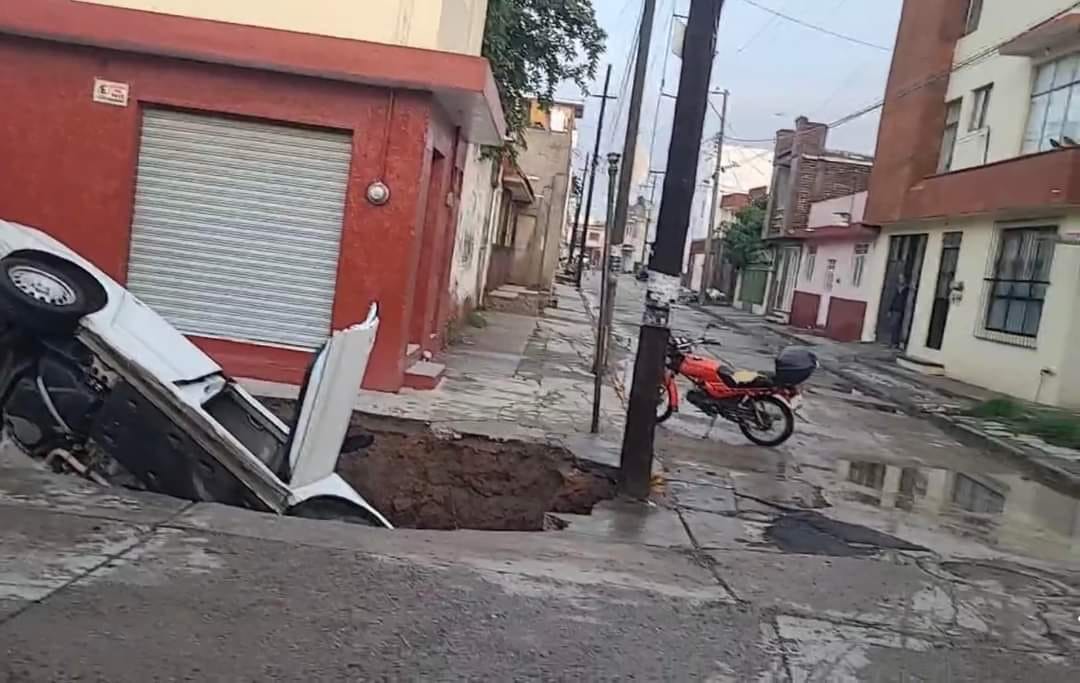 Enorme socavón “se come” un auto con el conductor adentro  