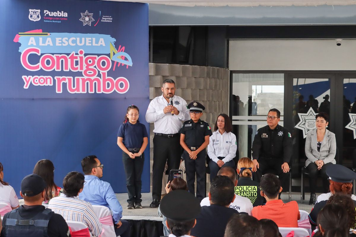 Por: Cortesía  Alcalde de Puebla entrega útiles escolares a hijos de policías y destaca su heroísmo