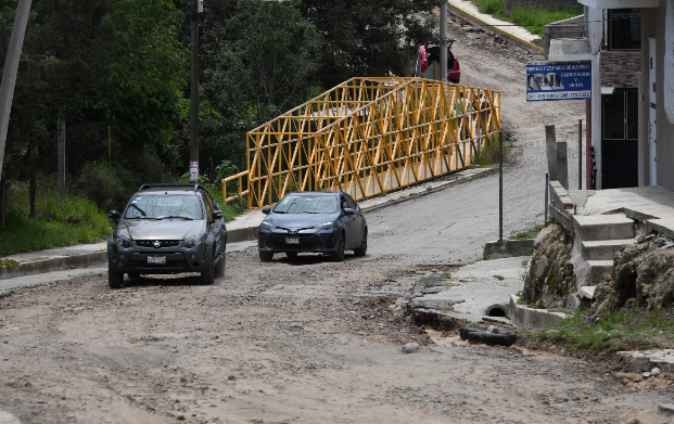 Por paro de obra, bloquean pobladores carretera en San Miguel Contla