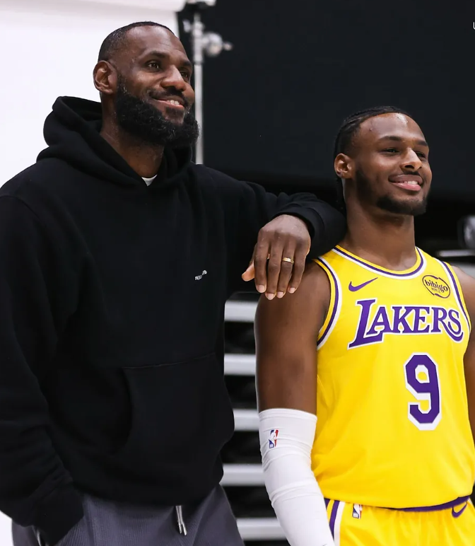 Por: Cortesía LeBron James renueva contrato con los Lakers