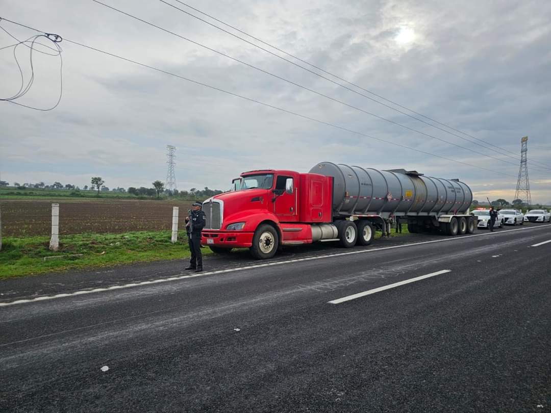 Asegura GN tráiler cargado con 45 mil litros de “huachicol” en Huamantla