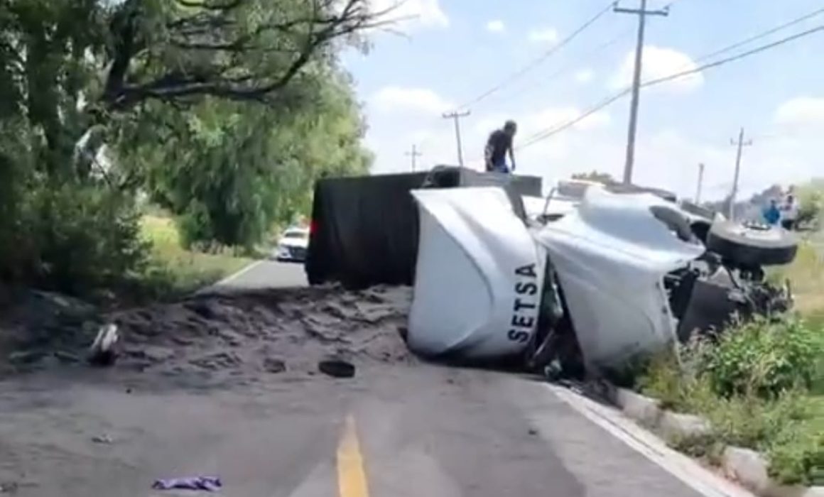 Vuelca tráiler sobre la carretera Tlaxcala-Texmelucan, en Ixtacuixtla