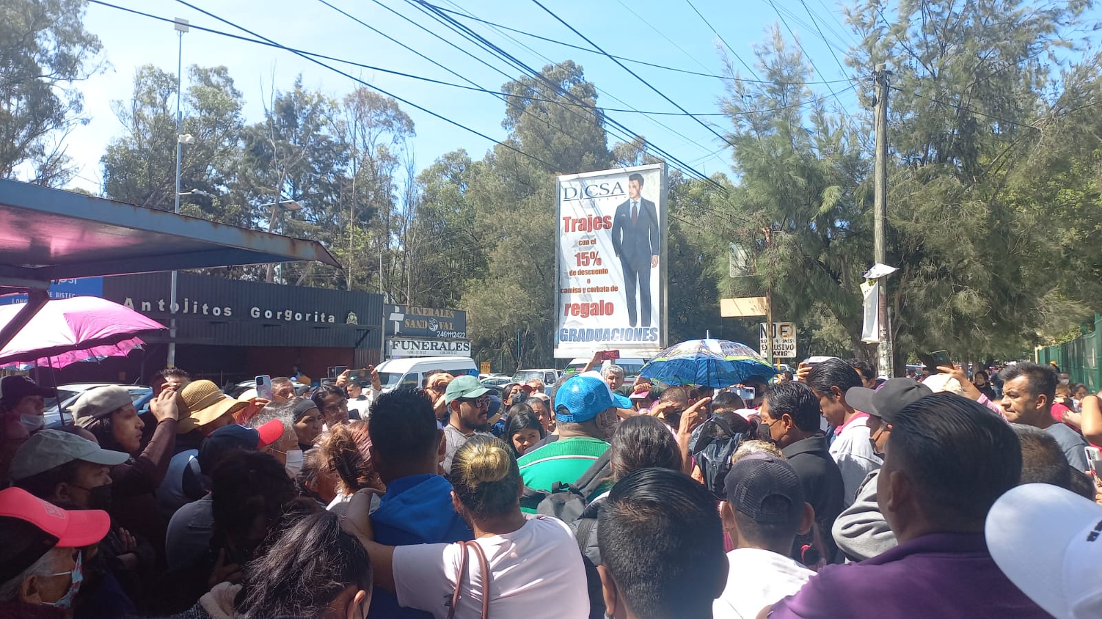 Por: Cortesía Decenas de pacientes de hemodiálisis se manifiestan contra el cambio de clínica
