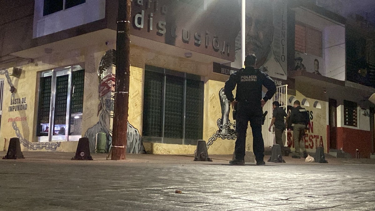 Por: Cortesía Atacan oficinas de diario digital “A discusión” en Culiacán