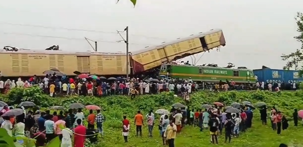 Por: Cortesía Alrededor de 15 personas perdieron la vida tras accidente de tren en India