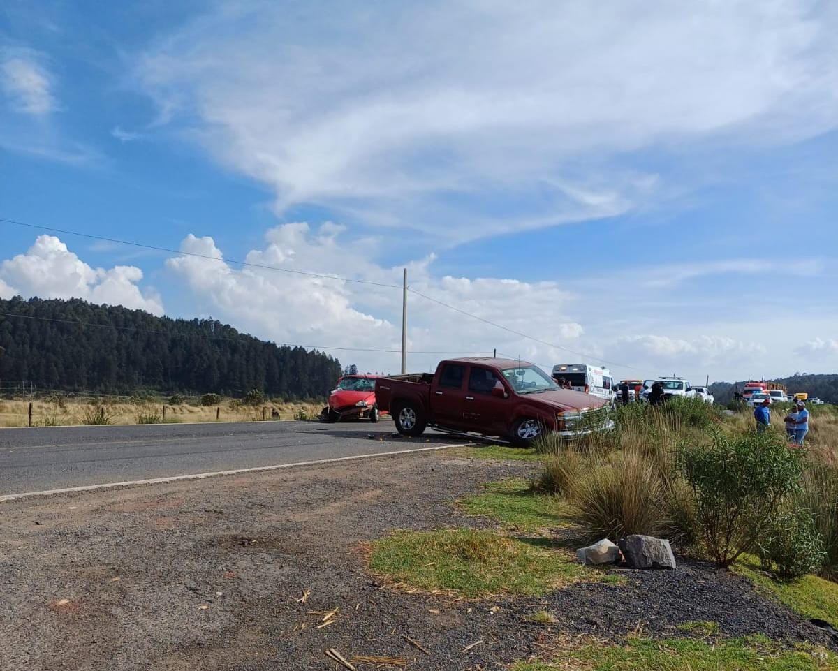 Choque frontal de unidades vehiculares, cobra la vida de una mujer, en Tlaxco