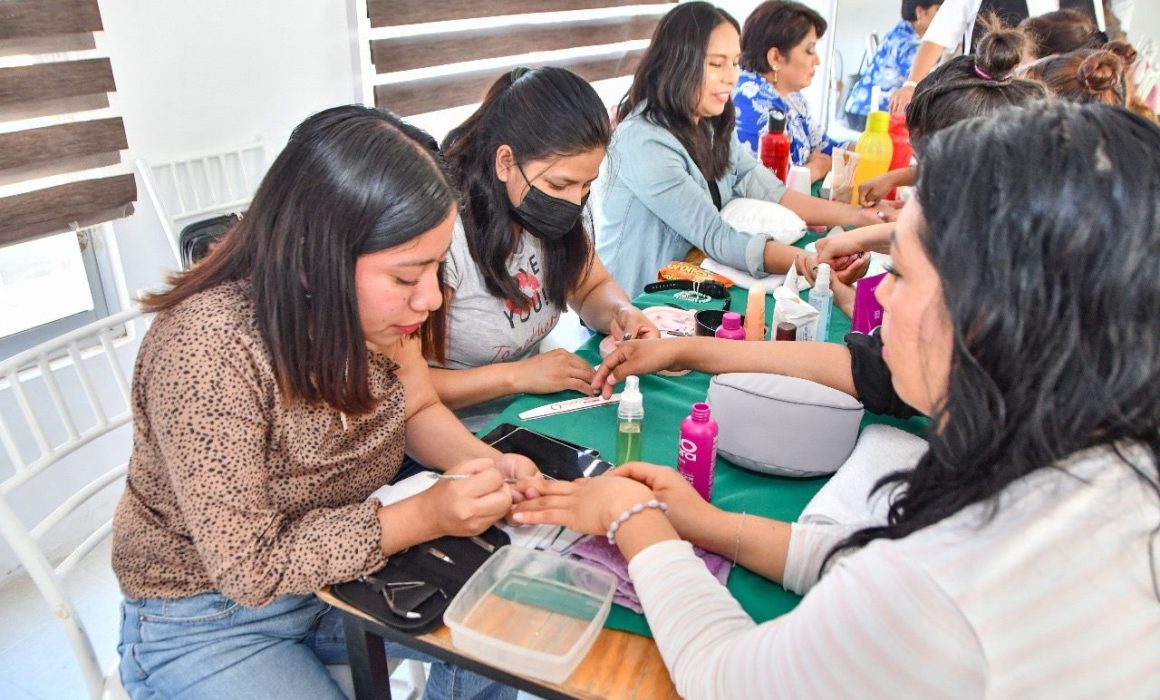 Apertura Luz María Calva curso dedicado a la aplicación y decoración de uñas