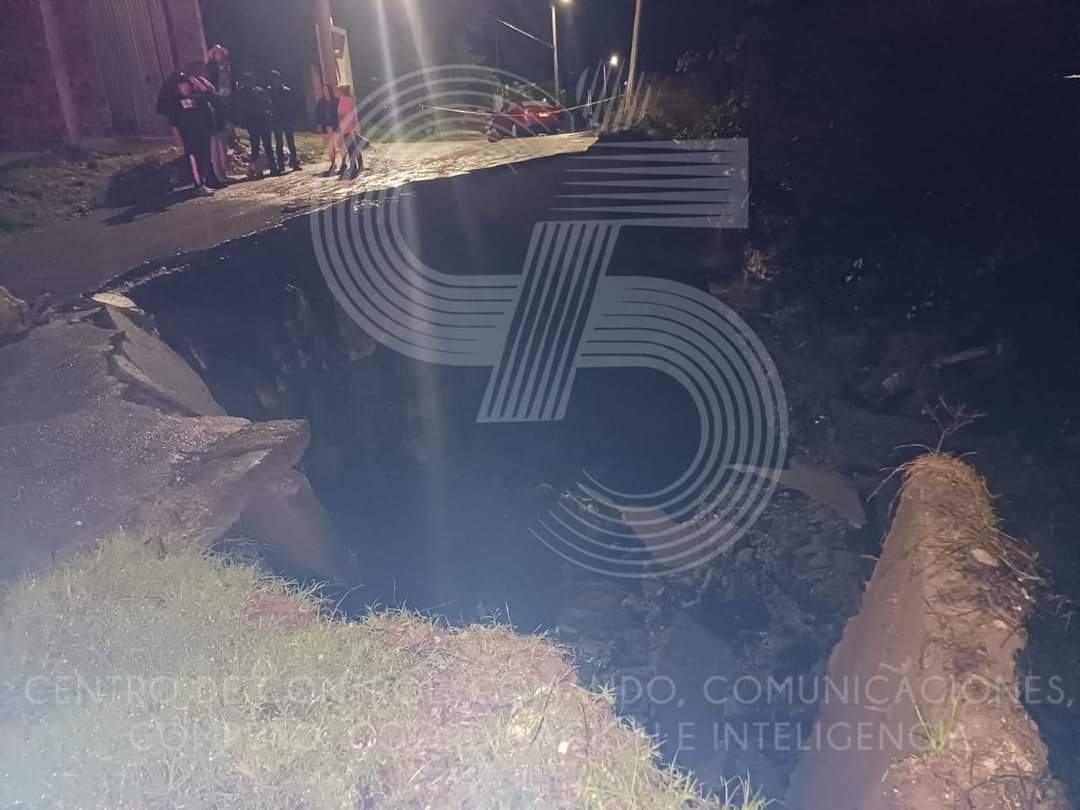 Se abre socavón en Nativitas a causa de las fuertes lluvias