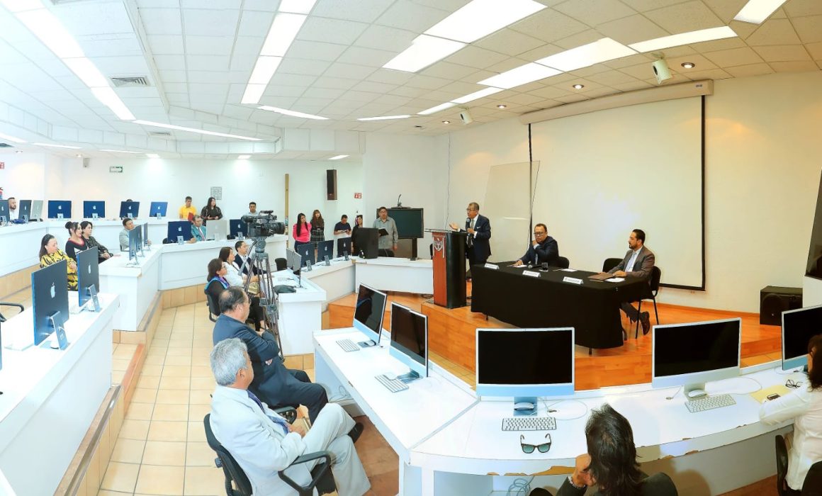 Entrega UATx auditorio tecnológico de educación continua