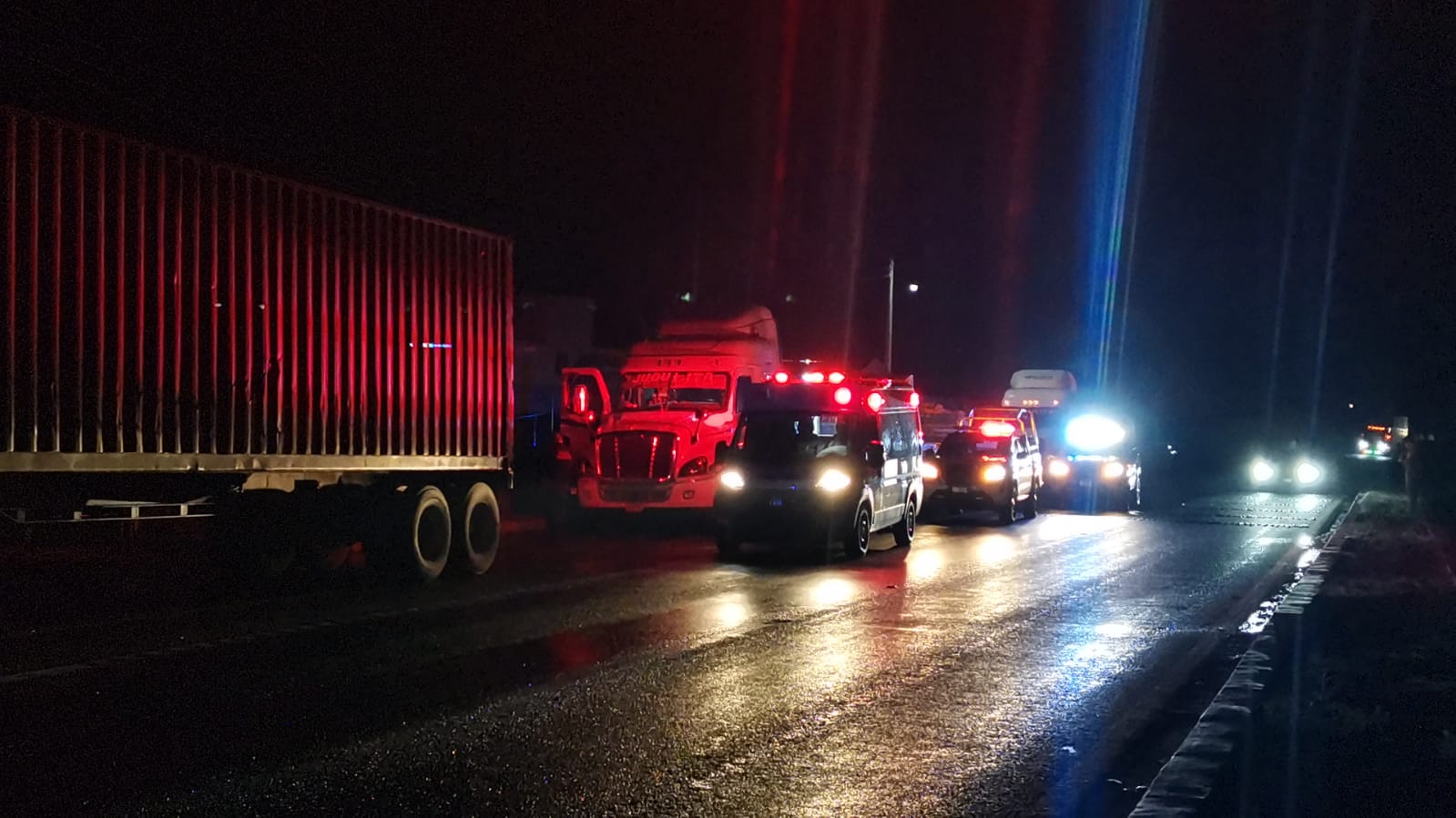 Por presunto paro cardíaco fallece trailero al interior de su unidad en Calpulalpan