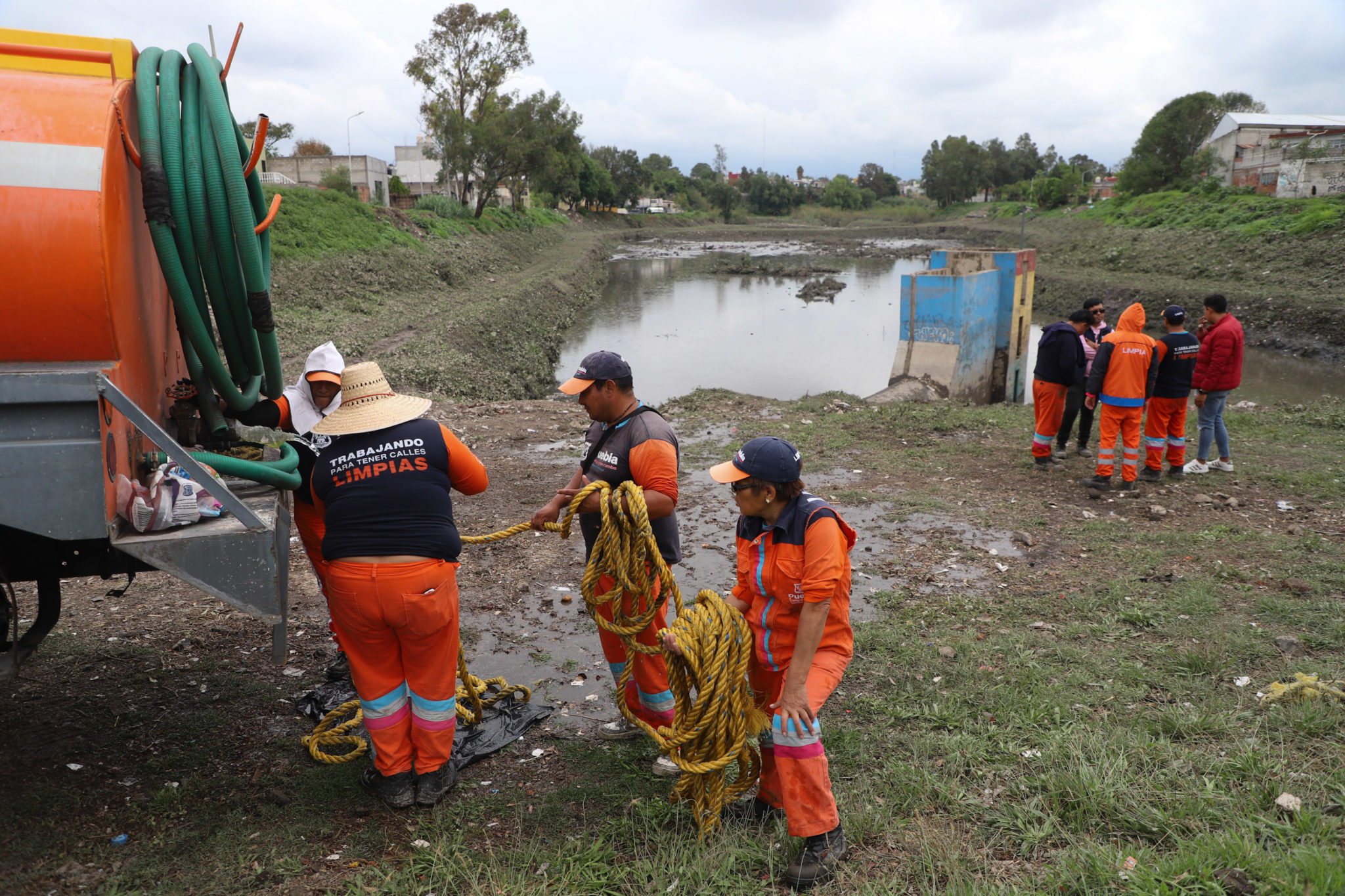 Recolectan seis toneladas de basura del vaso regulador Puente Negro