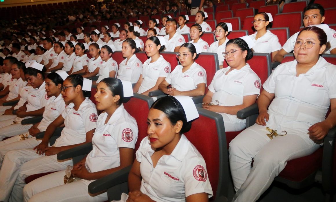 Graduó UATX a estudiantes de Enfermería y Obstetricia