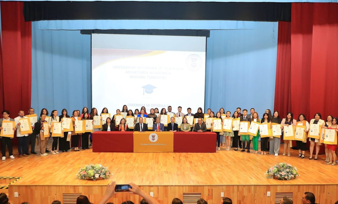 Por: Cortesía Entrega UATX títulos profesionales