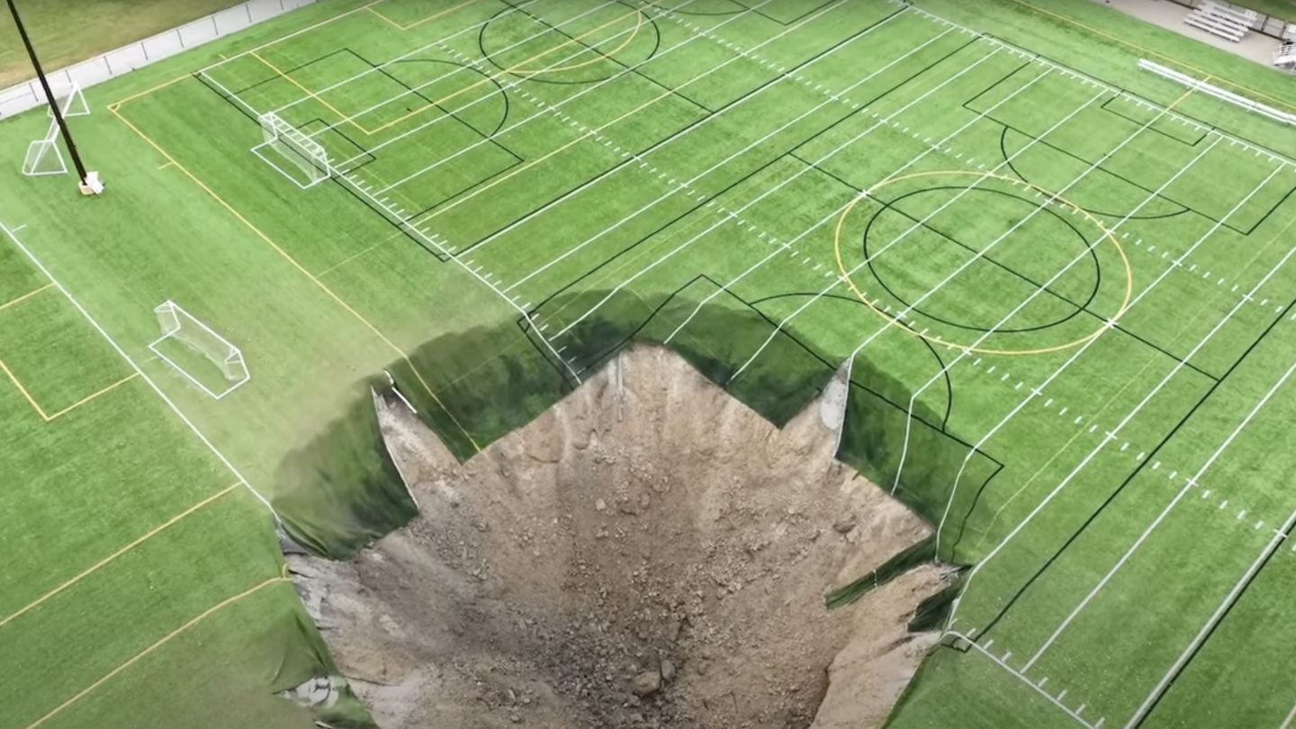 Por: Cortesía Socavón se traga parte de una cancha de fútbol en EU