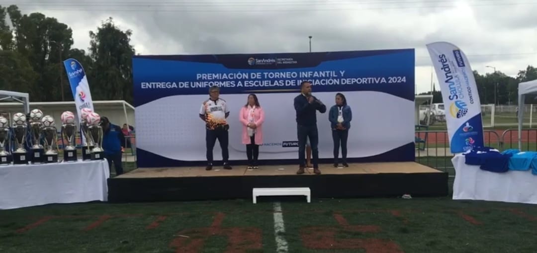Por: Cortesía Lula Pineda Edmundo Tlatehui entrega uniforme y premia a ganadores del torneo de futbol San Andrés Cholula 2024