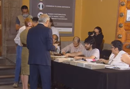 Por: Cortesía AMLO emite su voto en elecciones presidenciales 2024