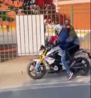 Por: Cortesía intentan escapar y auto los embiste