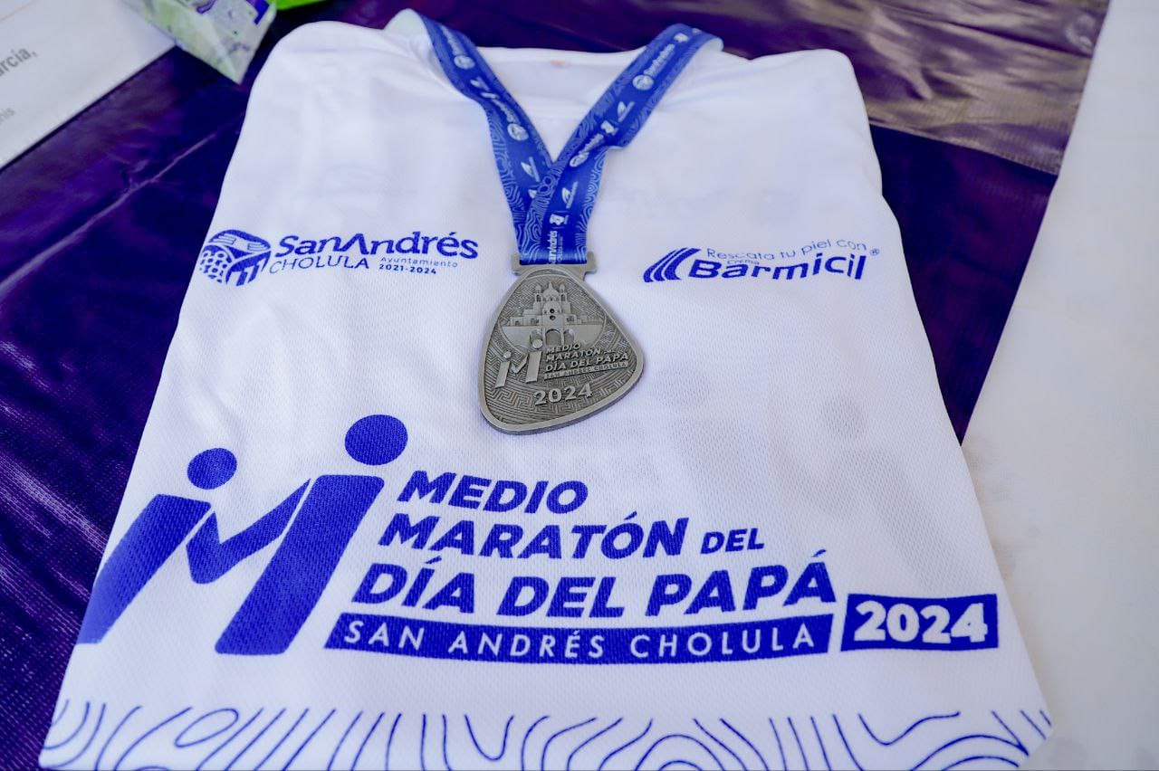 Presenta Mundo Tlatehui medalla y playera del Medio Maratón del Día del Papá