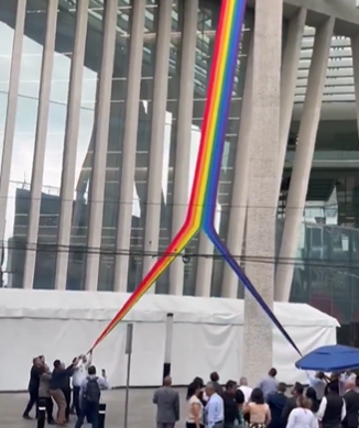Por: Cortesía ONU-DH condena como acto de odio el arranque de vadera LGBT+ en sede Infonavit