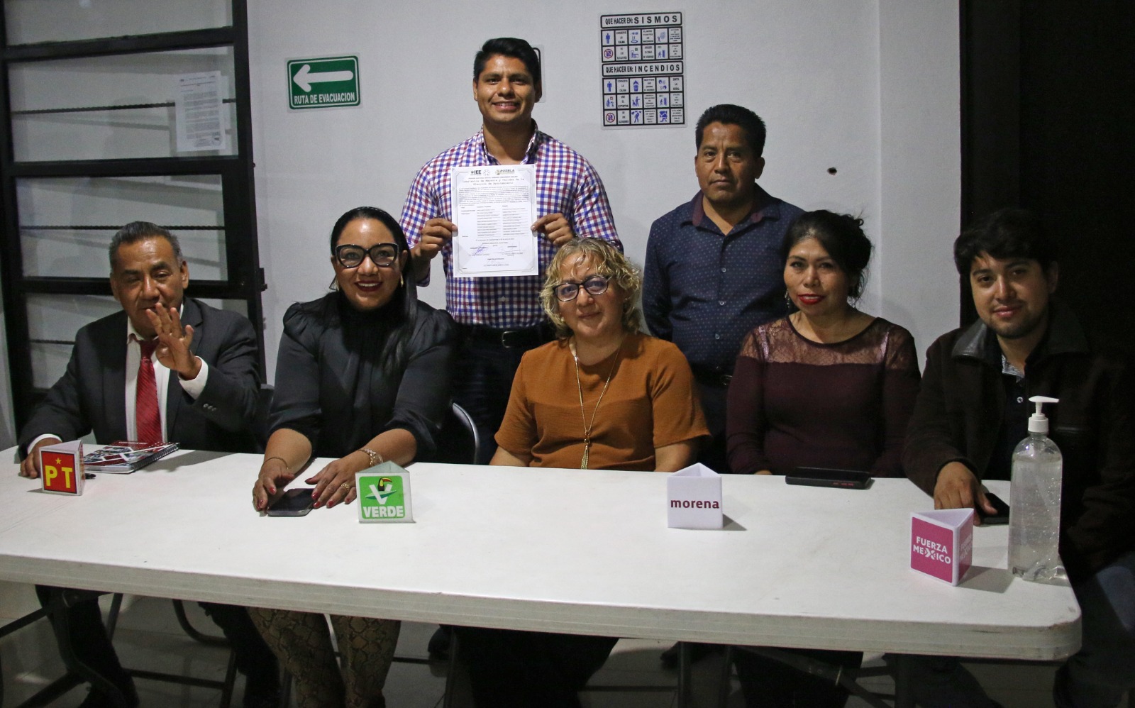 Omar Muñoz recibe constancia 2