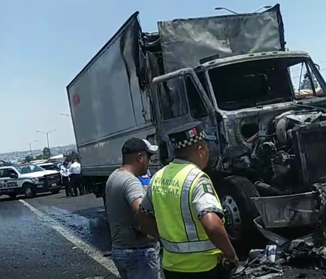 Por: Cortesía Se incendia tráiler sobre la carretera Apizaco-Tlaxcala