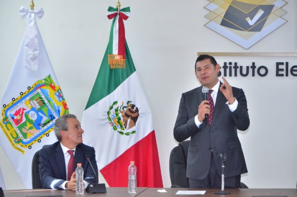 Por: Cortesía Alejandro Armenta se registra como candidato a la gubernatura de Puebla ante el IEE