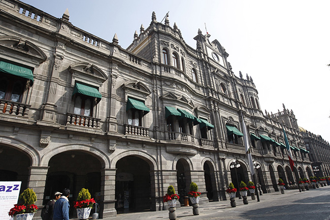  Ayuntamiento de Puebla realiza labores de reparación tras retiro de vallas metálicas en Palacio Municipal