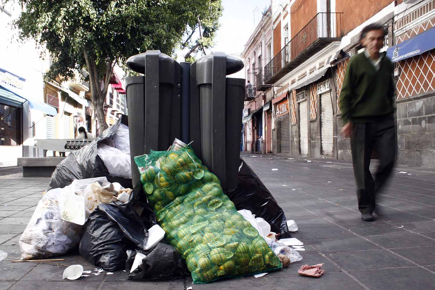 Más de 900 negocios multados por sacar basura fuera del horario establecido en Puebla