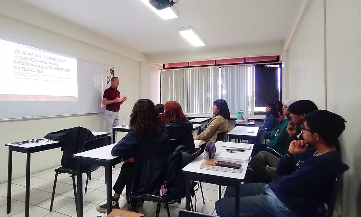 Hablan en UATX sobre alfabetización financiera de adultos mayores